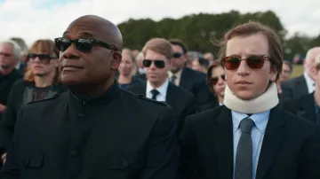 Gafas de sol Persol usadas por Gideon Gemstone (Skyler Gisondo) como se ve en The Righteous Gemstones (S03E09)