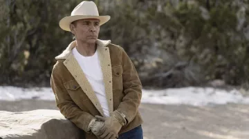 Veste en fourrure en daim portée par Joe Leaphorn (Zahn McClarnon) dans Dark Winds (saison 2 épisode 1)