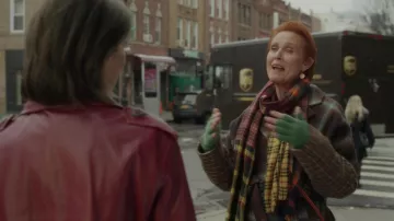 Foulard à carreaux porté par Miranda Hobbes (Cynthia Nixon) comme on le voit dans And Just Like That... (saison 2 épisode 7)