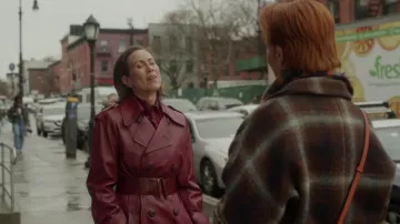 Manteau en cuir bordeaux porté par Amelia Carsey (Miriam Shor) comme on le voit dans And Just Like That... (S02E07)