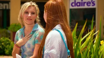 Haut fleuri porté par une adolescente (Brooklyn Nelson) en métal tordu (S01E03)