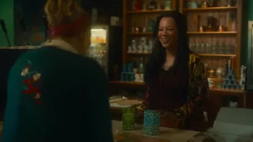 Haut de kimono imprimé porté par Nina (Nina Sosanya) comme on le voit dans Good Omens (saison 2 épisode 1)