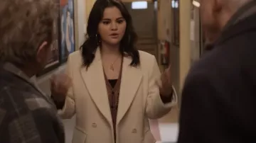 Cardigan multimotif porté par Mabel Mora (Selena Gomez) dans Only Murders in the Building (saison 3)