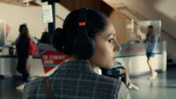 Casque sans fil utilisé par Rani Rekowski (Rhianne Barreto) dans la série télévisée The Outlaws (S02E02)