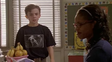 The black t-shirt with a photo of a dog worn by Malcolm (Frankie Muniz) in the series Malcolm (Season 1 Episode 1)