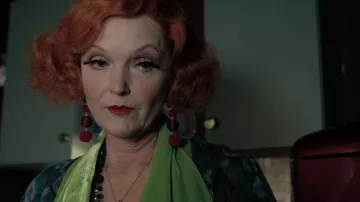 Pendientes rojos usados por Shax (Miranda Richardson) como se ve en Good Omens (S01E05)