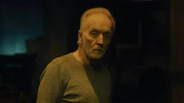 Pull à manches longues porté par John Kramer (Tobin Bell) comme on le voit dans le film Saw X