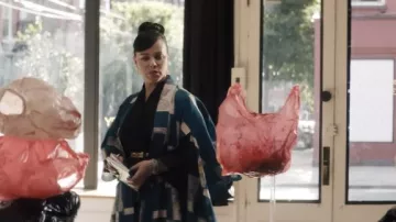 Gabardina estampada usada por The Kimono (Debi Mazar) como se ve en The Kill Room