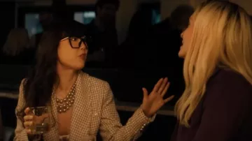 Collier de perles porté par Mae (Jennifer Kim) comme on le voit dans la garde-robe du film The Kill Room