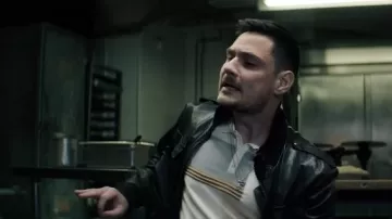 Polo rayé porté par Anton (Tom Pecinka) comme on le voit dans les tenues du film The Kill Room