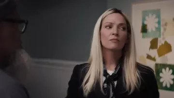 Scraf noir imprimé porté par Patrice (Uma Thurman) dans The Kill Room