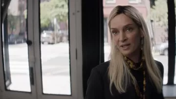 Foulard skinny imprimé porté par Patrice (Uma Thurman) comme on le voit dans la garde-robe du film The Kill Room