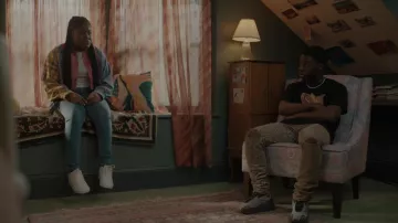 Baskets Nike en gris portées par Kevin Williams (Alex R. Hibbert) comme on le voit dans The Chi (saison 6 épisode 1)