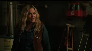 Gilet en daim clouté porté par Willie Day (Mary McCormack) vu dans Heels (S02E02)