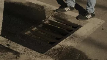 Baskets Adidas en noir portées par Ace Spade (Alexander Ludwig) vues dans Heels (S02E02)