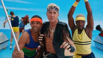 Pendentif en fer à cheval et chaîne portés par Ken (Ryan Gosling) dans le film Barbie