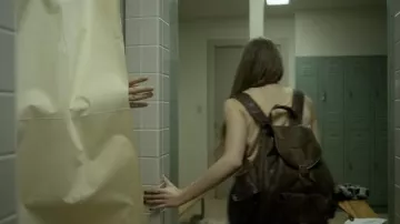 Sac à dos en cuir brun foncé porté par Alaska Young (Kristine Froseth) dans la série télévisée Looking for Alaska (saison 1, épisode 2)