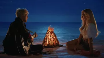 Haut blanc porté pour un feu de camp par Barbie (Margot Robbie) comme on le voit dans le film Barbie