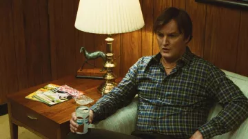 Chemise à carreaux portée par Jerry West (Jason Clarke) comme on le voit dans Winning Time: The Rise of the Lakers Dynasty (S02E01)