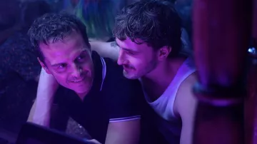 Polo noir porté par Adam (Andrew Scott) comme on le voit dans le film All Of Us Strangers