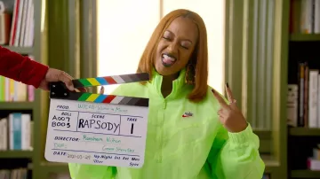 Chaqueta verde neón de Nike usada por (Rapsody) como se ve en la serie de televisión Ladies First: A Story of Women in Hip-Hop