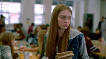 Veste à capuche en denim portée par Elizabeth Thomas (Summer H. Howell) vue dans Abducted by My Teacher: The Elizabeth Thomas Story