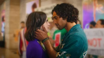 Chemise imprimée portée par Jack Menna (Jordi Webber) comme on le voit dans le film Choose Love