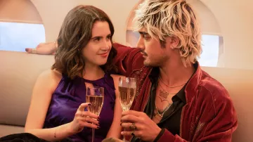 Veste en velours portée par Rex Galier (Avan Jogia) comme on le voit dans la garde-robe du film Choose Love