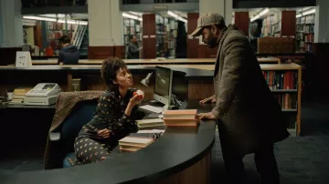 Tanteau de trench à carreaux porté par Apollo (Lakeith Stanfield) comme on le voit dans la série télévisée The Changeling (saison 1)