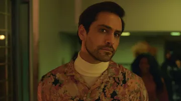 Sur-chemise à imprimé floral portée par Angel (Luke Pasqualino) comme on le voit dans les tenues de film Medusa Deluxe