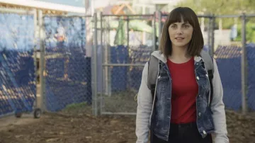 Sudadera con capucha de mezclilla y sudor usada por Kip Parsons (Georgina Reilly) como se ve en Match Me If You Can