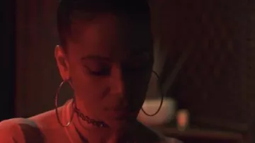 Choker porté par Perla (Jennifer Figuereo) dans le film Rub