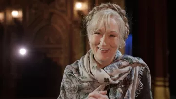 Foulard imprimé porté par Loretta Durkin (Meryl Streep) vu dans Only Murders in the Building (S03E01)