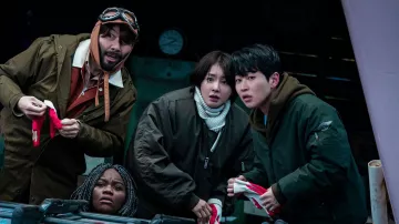 Zip Jacket porté par Lee Si-young dans la série télévisée Zombieverse (saison 1)