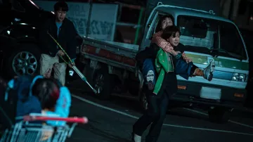 Bottes portées par Lee Si-young dans Zombieverse (saison 1)