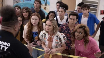 Top floral bordado usado por Miss Jenn (Kate Reinders) como se ve en High School Musical: The Musical: The Series (S04E01)