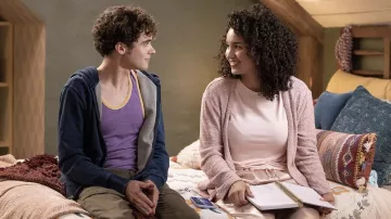 Débardeur violet porté par Ricky (Joshua Bassett) comme on le voit dans High School Musical: The Musical: The Series (S04E01)