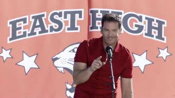 Polo rojo con cremallera usado por Bart Johnson como se ve en High School Musical: The Musical: The Series (S04E01)