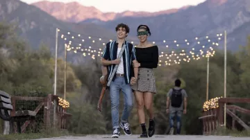 Jupe à carreaux portée par Gina (Sofia Wylie) dans High School Musical: The Musical: The Series (S04E02)