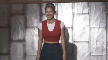 Crop top rouge sans manches porté par Gina (Sofia Wylie) comme on le voit dans High School Musical: The Musical: The Series Outfits (S04E02)