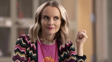 Chaqueta de cárdigan estampada usada por Miss Jenn (Kate Reinders) en High School Musical: The Musical: The Series (S04E03)