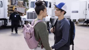 Sac à dos imprimé à carreaux porté par Gina (Sofia Wylie) dans High School Musical: The Musical: The Series (S04E03)