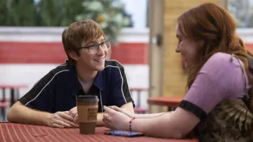 Polo porté par Big Red (Larry Saperstein) dans High School Musical: The Musical: The Series (S04E05)