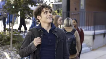 Veste en jean noire portée par Ricky (Joshua Bassett) comme on le voit dans High School Musical: The Musical: The Series (S04E05)