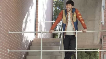 Veste imprimée portée par EJ (Matt Cornett) vue dans High School Musical: The Musical: The Series (S04E05)