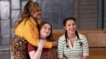 Veste jaune portée par Kourtney (Dara Reneé) vue dans High School Musical: The Musical: The Series (S04E06)