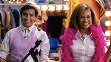 Pull gilet argyle rose porté par Carlos (Frankie A. Rodriguez) dans High School Musical: The Musical: The Series (S04E07)