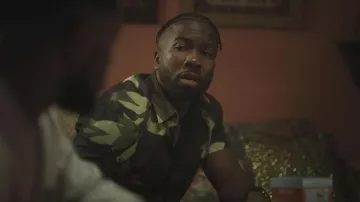 Chemise camouflage imprimée à manches courtes portée par Stanley (Jean Elie) comme on le voit dans Rap Sh!t (Saison 1)