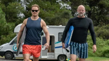 Short de bain porté par Sam Heughan dans Men in Kilts: A Roadtrip with Sam and Graham (saison 2 épisode 1)