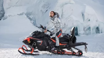 Sweat à capuche de ski argenté Combinaison portée par Kristín (Vivian Olafsdottir) vue dans le film Operation Napoleon